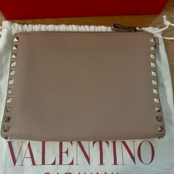VALENTINO GARAVANI Pebbled Calfskin Rockstud Flat Pouch Poudre- Preloved w/COA - Picture 5 of 11